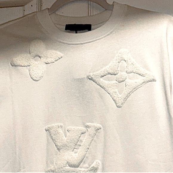 Louis Vuitton Unisex (SMALL) relaxed fit tshirt White Monogram Embossed Logo Tee - Picture 1 of 12